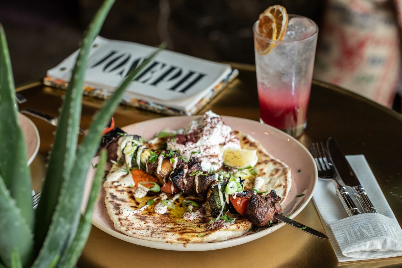 Teller mit Essen und Getränk auf einem Tisch im Joseph Restaurant